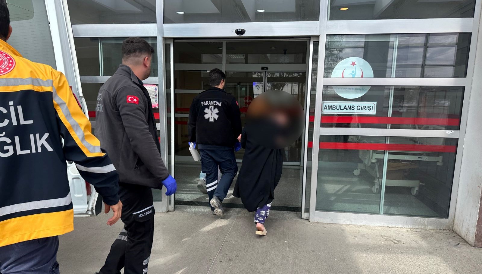 bebegin uzerine caydanlik devrildi KnGVYsyb.jpg