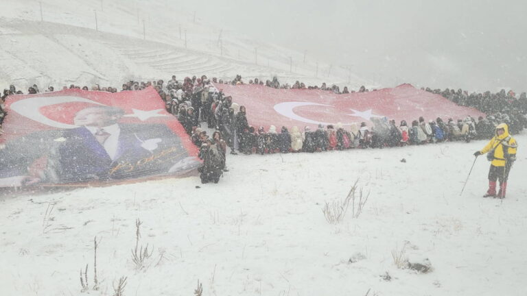 erzurumda cumhuriyet ve ataturk icin zirve tirmanisina cikan ogrenciler tipiye tutuldu pee1fBLp.jpg