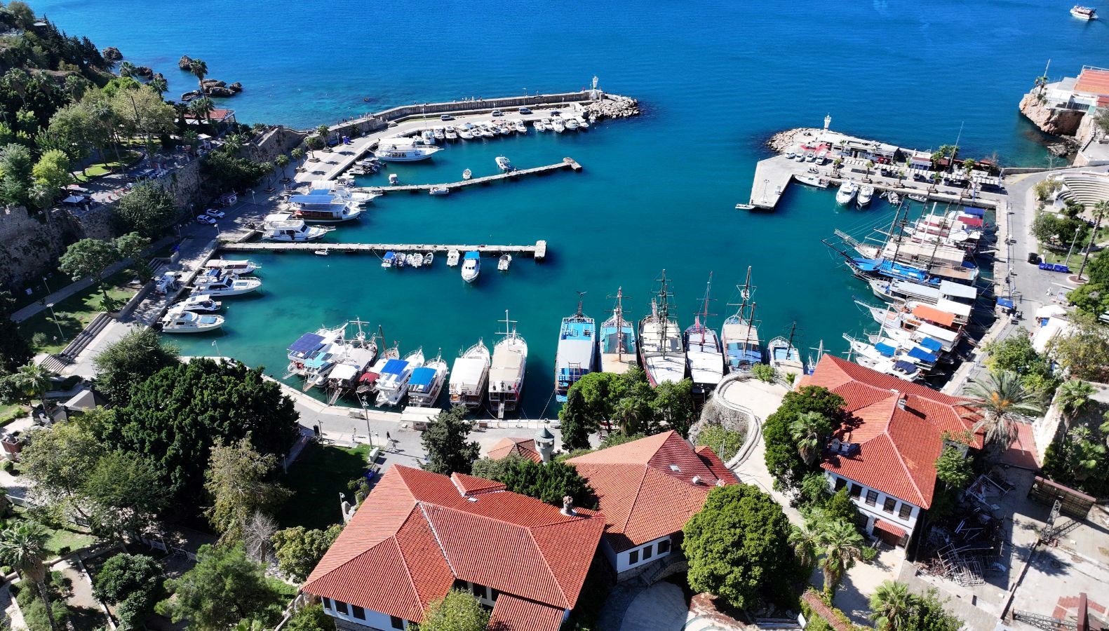 hava sicakligi 28 derece olculen antalyada sahillerde hareketlilik yasandi Cw39LObj