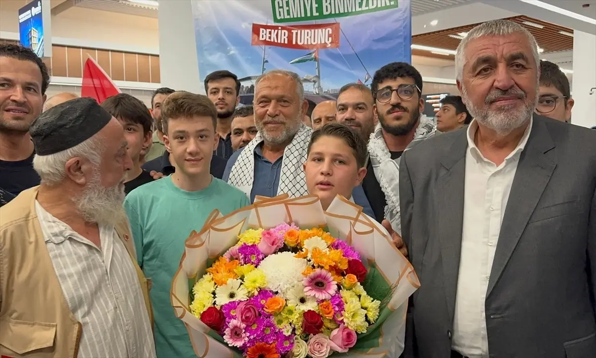 mersinde ciceklerle karsilanan aktivist bekir turunc israil saldirisini anlatti Zqya4Bgw