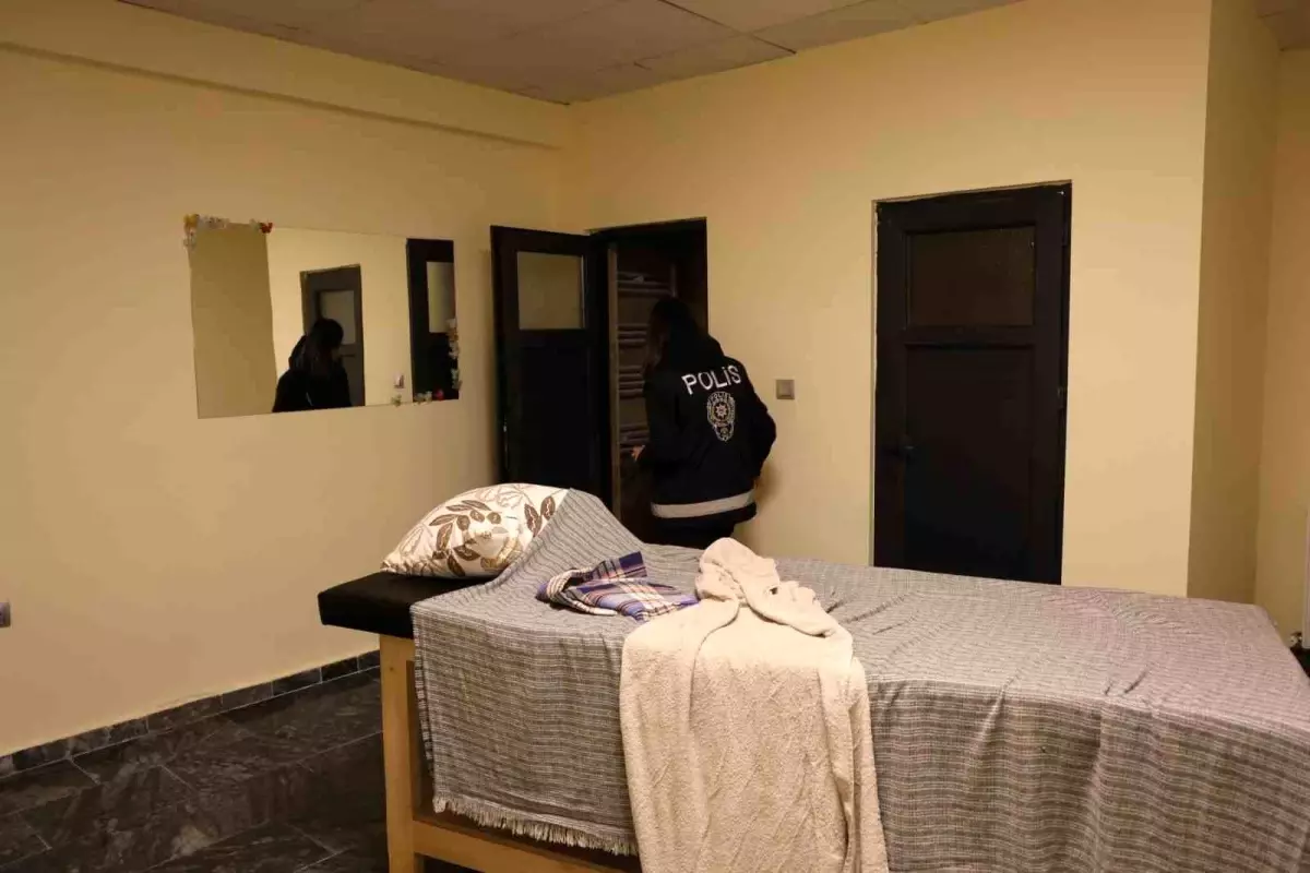 nevsehirde fuhus operasyonu 5 gozalti 6 kadin kurtarildi cSrETMzx.jpg