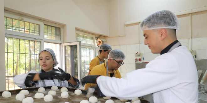 ogrenciler fabrika gibi calisiyor 18 okuldan 230 milyon lira ciro 8P9A6fWH.jpg