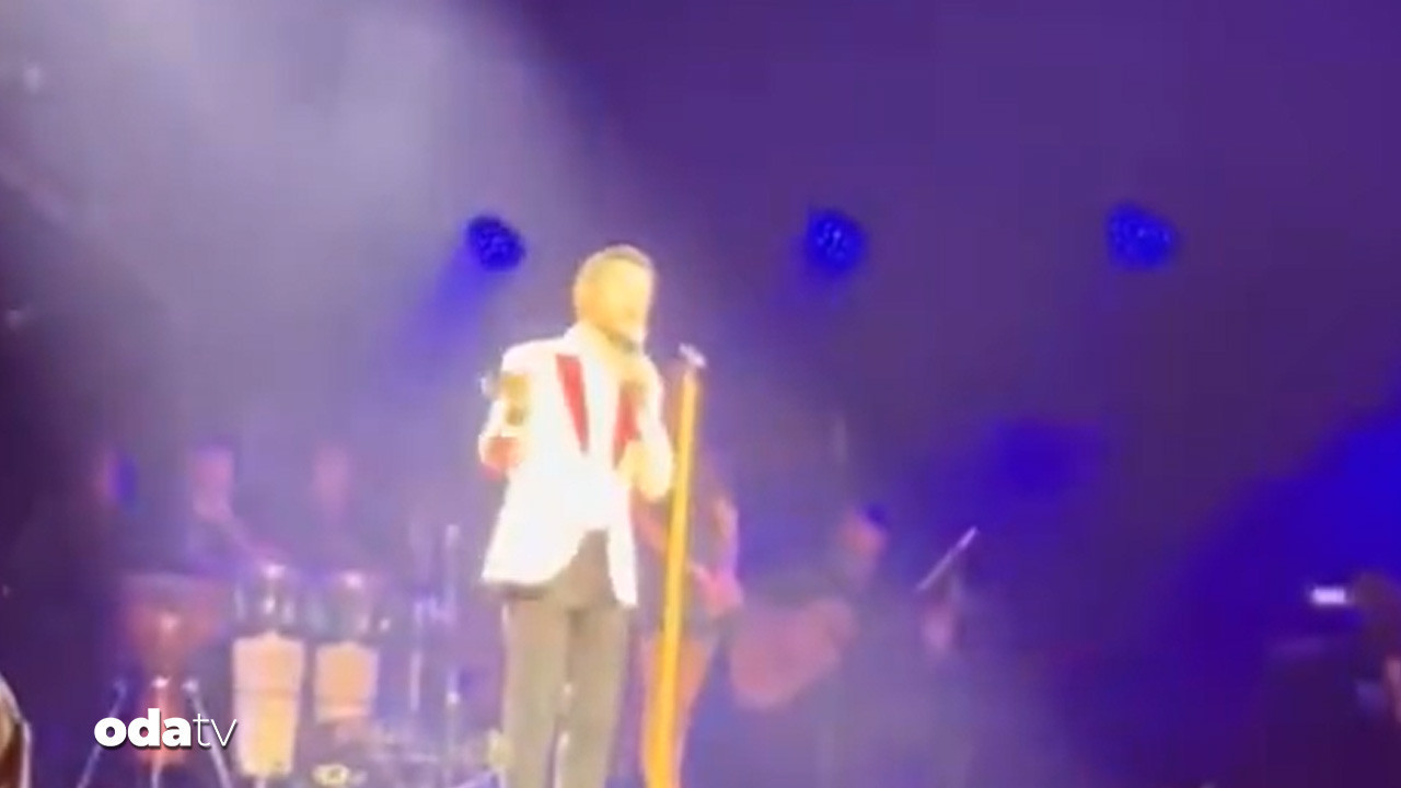 onundeki seyirciyi yalina sikayet etti alkolun etkisiyle konseri izlettirmiyor 7MMXKiTE.jpg