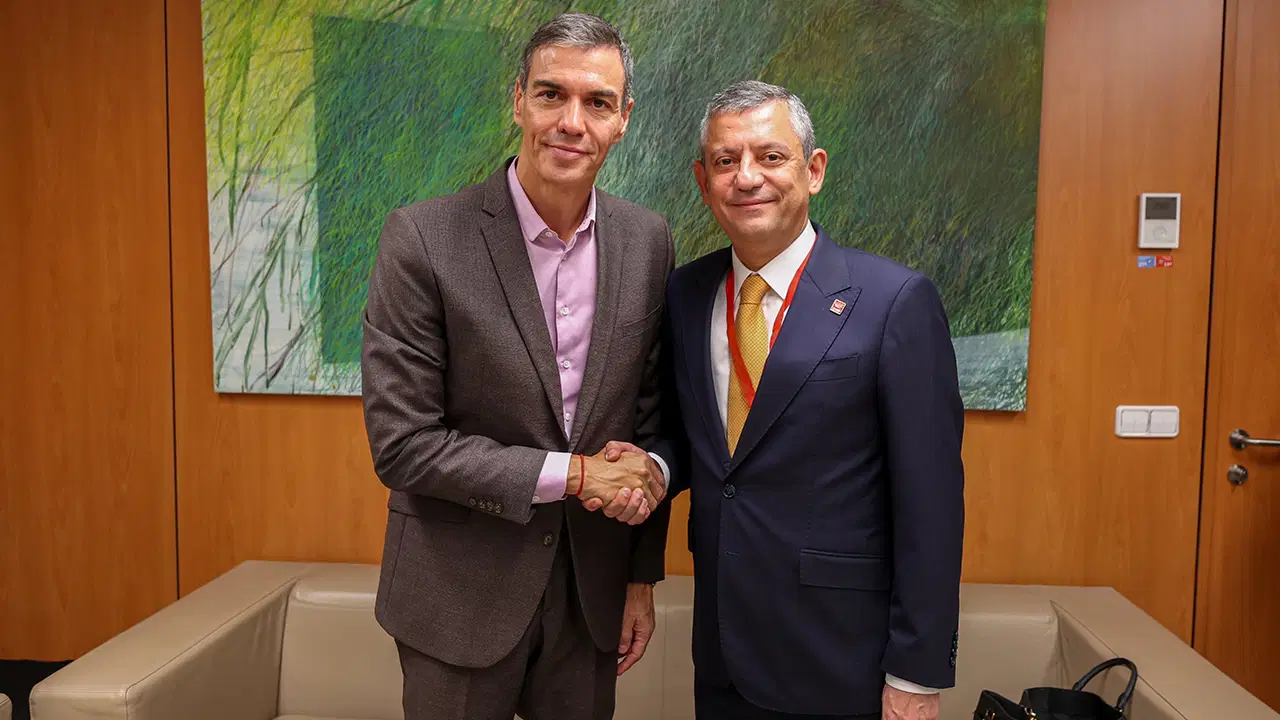ozgur ozel ispanya basbakani pedro sanchez ile bir araya geldi tpXhESNe