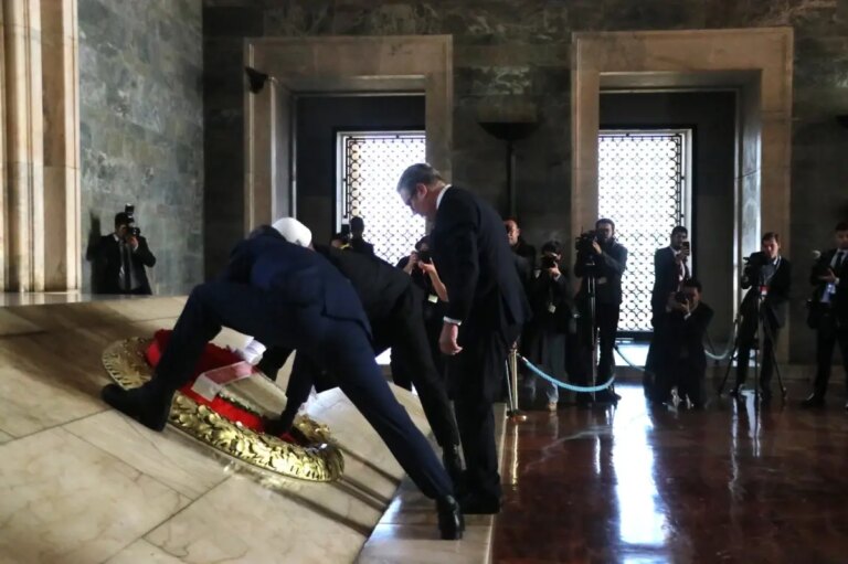 starmer anitkabiri ziyaret etti Z29VBVv1.jpg