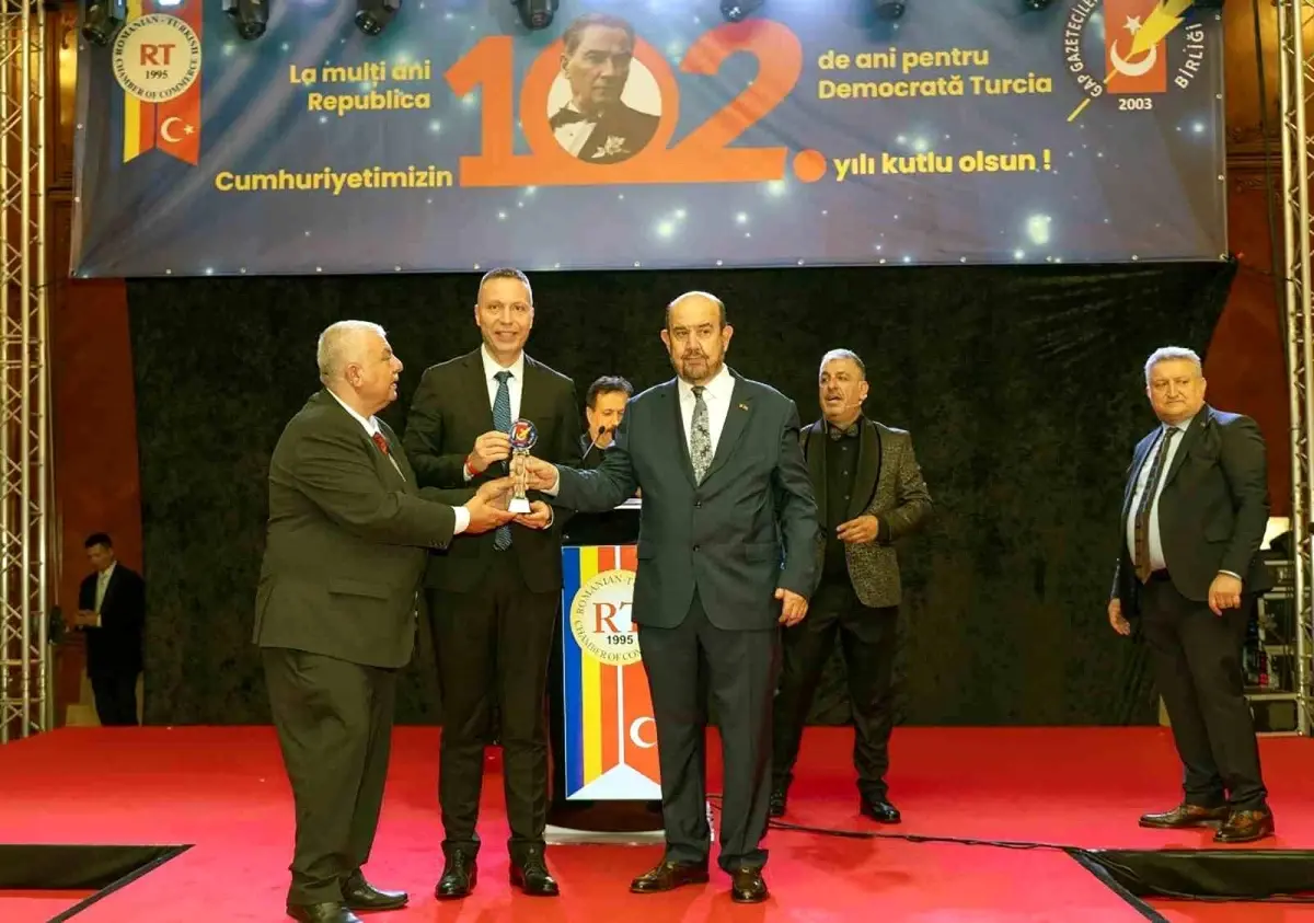 vali akbiyik yilin valisi odulunu aldi GmRrDIj8.jpg