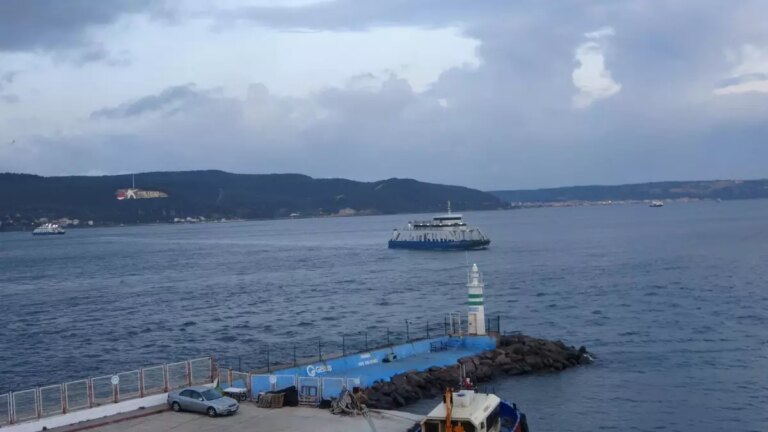 firtina-sebebiyle-feribot-seferleri-iptal-jDrM4ABz.jpg