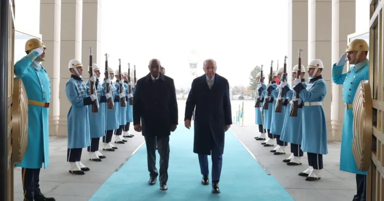 cumhurbaskani-erdogan-sudan-liderini-agirladi-ZkKI6FbP.webp