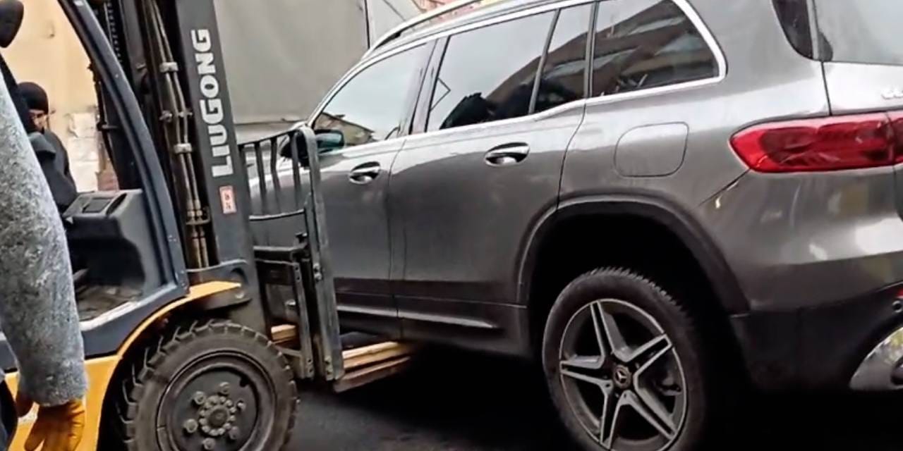 Kağıthane’de hatalı park trafiği felç etti! Vatandaşlar aracı Forklift ile yoldan kaldırdı