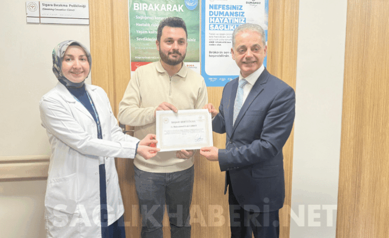 erzincanda-ornek-oldu-12-yillik-sigara-bagimliligindan-kurtulan-hastaya-odul-verildi-saglik-haberi-dNyT87A1.png
