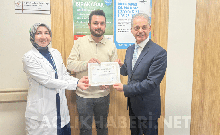 erzincanda-ornek-oldu-12-yillik-sigara-bagimliligindan-kurtulan-hastaya-odul-verildi-saglik-haberi-dNyT87A1.png