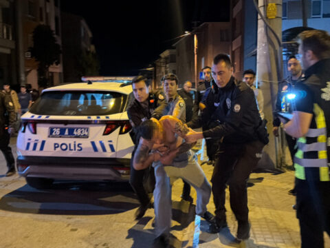 Alkolmetreyi reddedip ortaligi birbirine katti polise direnen surucuye biber gazli mudahale A6EfnTib